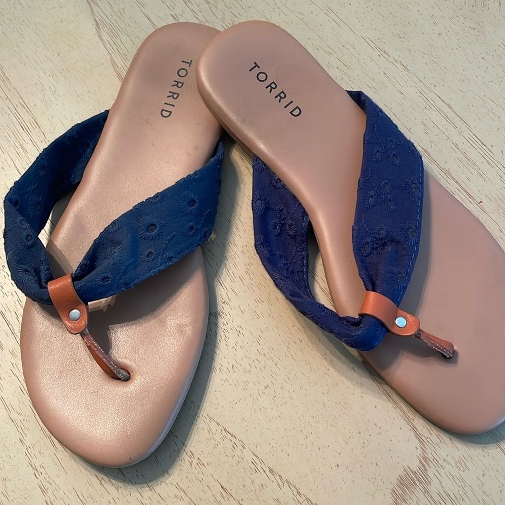 TORRID Women's Blue Eyelet Flip Flops Sandals 8ww extra wide width Slip On